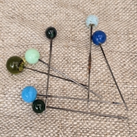 runde-forskelligfarvede-glas-nipsenaale-gamle-rose-indeni-ru-overflade-lyseblaa